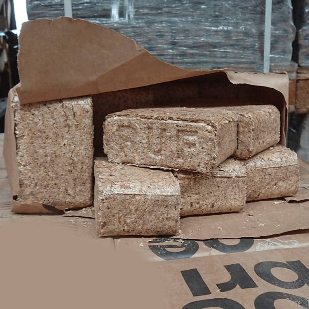 RUF-Briketts Nadelholz in Papierverpackung offen
